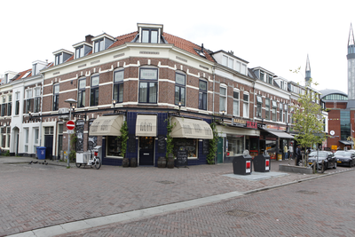 914266 Gezicht op de hoek van de Sumatrastraat (links) en de Kanaalstraat (rechts) te Utrecht, met in het midden het ...